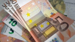Flug annulliert. Und jetzt? – Die apf verhilft ihnen zu ihrem Recht. 1 Euroscheine, Stichwort Flugänderungen. (c) Pixabay.com