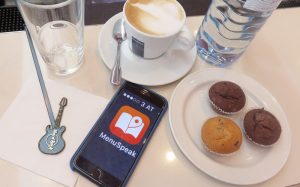 Ein Handy auf einem Kaffeehaustisch mit dem Screen der App MenuSpeak. (c) Hilfsgemeinschaft der Blinden und Sehschwachen Österreichs
