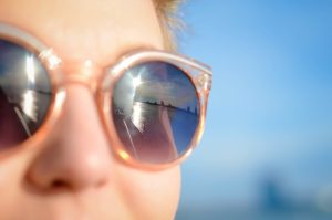 Das Gesicht einer Frau mit Sonnenbrille. (c) Pixabay.com