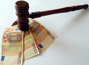 Ein Hammer eines Richters auf drei 50 Euro Scheinen, Stichwort Strafen. (c) Pixabay.com