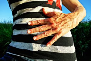 Die Hand einer Frau auf ihrem Bauch, Stichwort Bauchgefühl. (c) Pixabay.com
