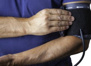 Der Arm eines Mannes beim Blutdruck Messen. (c) Pixabay.com