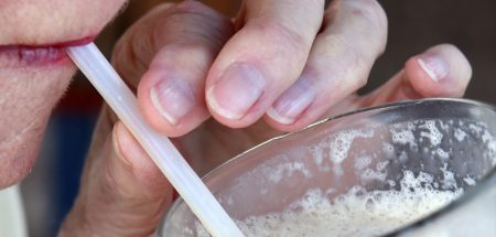 Über das Alter und worauf man beim Essen und Trinken achten sollte (c) Pixabay.com