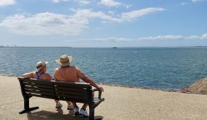 Von 40h-Woche auf Dauerurlaub – Sprüche für den Ruhestand 1 Ein älteres Paar auf einer Bank vor dem Meer, Stichwort Ruhestand. (c) Pixabay.com