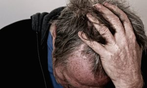 Motivieren, aktivieren, stärken – die sieben Stadien einer Demenz 1 Der Kopf eines alten Mannes, der sich diesen mit der Hand hält, Stichwort Demenz. (c) Pixabay.com