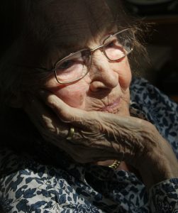 Eine alte Frau, die schwermütig ihren Kopf mit ihrer Hand abstützt, Stichwort Alzheimer. (c) Pixabay.com