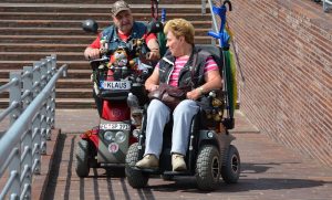 Eine Frau und ein Mann in Rollstühlen, Stichwort Behindertenpolitik. (c) Pixabay.com