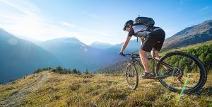 Ein Mountainbikefahrer in den Bergen, Stichwort Studie über regelmäßigen Sport. (c) Intersport Austria