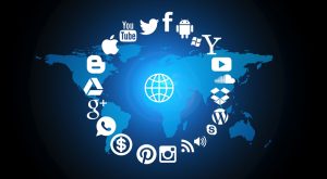 Ein Kreis mit Social Media Logos vor einer Weltkarte, Stichwort digitale Verlassenschaft. (c) Pixabay.com