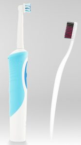 Eine elektrische und eine normale Zahnbürste zum Putzen der Zähne. (c) Pixabay.com