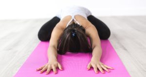 Eine Frau bei einer Yoga-Übung. (c) Pixabay.com
