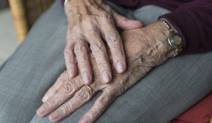 Die Hände einer alten Frau, Stichwort Einsamkeit im Alter. (c) Pixabay.com