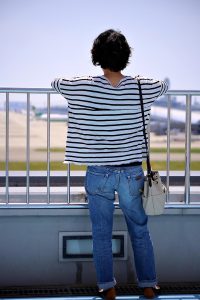 Eine Frau auf einem Flughafen, Stichwort Flugannullierung. (c) Pixabay.com