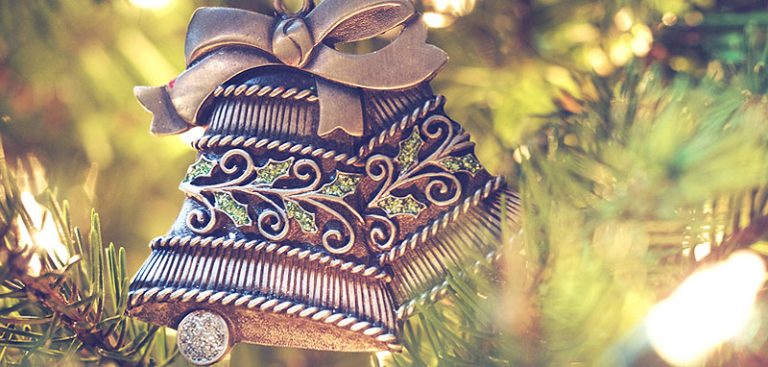 Zwei Glocken auf einem Weihnachtsbaum/ Christbaumschmuck. (c) Pixabay.com