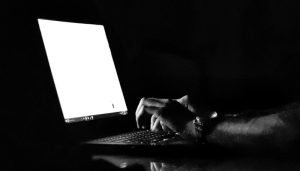 Die Hände eines Mannes auf einer Laptop-Tastatur, Stichwort Change Your Password Day. (c) Pixabay.com