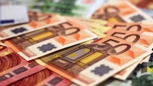 Zum Schutz vor €-Blüten: fühlen, sehen, kippen zahlt sich aus 1 50 Euro Scheine, Stichwort Blüten. (c) Pixabay.com