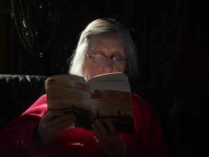 Eine Frau beim Lesen in einem Buch, Stichwort kurzsichtig. (c) Pixabay.com