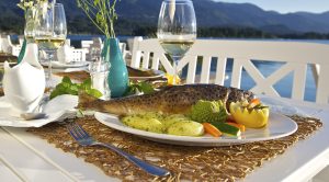 Ein zubereiteter Fisch auf einem Teller, Stichwort Küchenkult. (c) Tine Steinthaler/ Kärnten Werbung