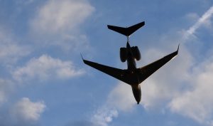 Was ist Lärm genau, und ab wann ist es zu laut für unsere Ohren? 1 Ein Flugzeug am Himmel, Stichwort Lärm. (c) Pixabay.com