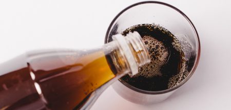 Säfte, Limos, Kaffee & Co.: viele Kalorien, aber trotzdem nicht satt (c) Pixabay.com