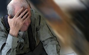Ein alter Mann greift sich an den Kopf, Stichwort Alzheimer. (c) Pixabay.com