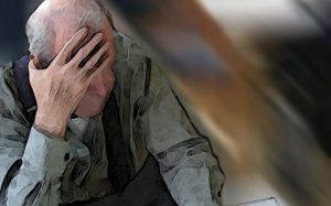 Alzheimer-Patienten weisen Veränderungen bestimmter Blutfette auf 1 Ein alter Mann greift sich an den Kopf, Stichwort Alzheimer. (c) Pixabay.com