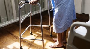 Die Beine einer alten Frau mit einem Rollator, Stichwort Prävention. (c) Pixabay.com