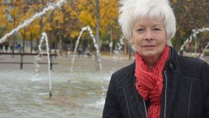 "Ich hab nie so gut gehört wie heute" – sagt eine Schwerhörige 2 Eine ältere Frau vor einem Springbrunnen, Stichwort schwerhörig. (c) MED-EL