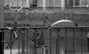 Ein Fahrradrahmen an einem Geländer, Stichwort Fahrraddiebe. (c) Pixabay.com
