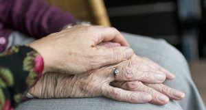 Die Hand einer Frau auf der einer alten Frau, Stichwort ambulante Pflegedienste. (c) Pixabay.com