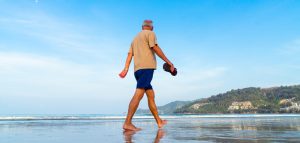 Ein alter Mann barfuß am Strand, Stichwort jung bleiben. (c) Pixabay.com