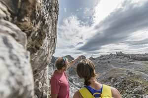 Was Bergsportler zum Saisonstart beachten müssen 1 Ein Mann und eine Frau in den Alpen beim Betrachten einer dunklen Wolke, Stichwort Bergsportler. (c) Alpenverein_norbert-freudenthaler.com