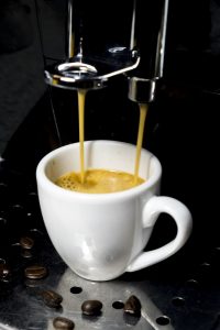 Kaffee, der in eine Espresso-Tasse kommt, Stichwort Kaffee aus Kapseln. (c) Pixabay.com