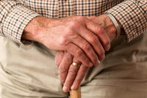 Die Hände eines alten Mannes auf einem Gehstock, Stichwort Senioren. (c) Pixabay.com