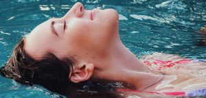 Sommerzeit = Badezeit = Wasser im Ohr Zeit – Und was hilft dann? (c) Pixabay.com