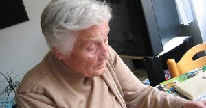 Eine alte Frau beim Lesen, Stichwort zu Hause alt werden. (c) Pixabay.com