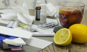 Tee, Zitronen, Tablette, Stichwort gesund im Urlaub. (c) Pixabay.com