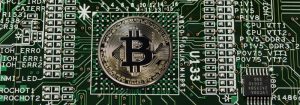 Sind sie bereit für Kryptogeld? Laut aktueller Umfrage nein. 2 Eine Platine mit einem Bitcoin-Logo, Stichwort Kryptogeld. (c) Pixabay.com