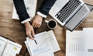 Studie: Wie gründungsbereit sind Junge und Alte in Deutschland? 1 Die Hände eines Managers, Laptop und Unterlagen von oben, Stichwort gründungsbereit. (c) Pixabay.com