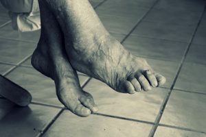 Die Füße einer alten Frau, Stichwort Demenz. (c) Pixabay.com