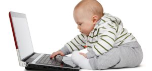 Ein Baby vor einem Laptop, Stichwort Erwachsenenbildung. (c) Pixabay.com