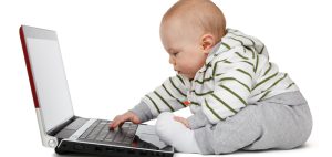 Lehrende in der Erwachsenenbildung in Zeiten der Digitalisierung 1 Ein Baby vor einem Laptop, Stichwort Erwachsenenbildung. (c) Pixabay.com