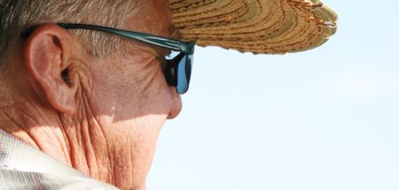 Kopf eines alten Mannes mit schwarzer Sonnenbrille und Strohhut. (c) Pixabay.com