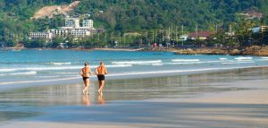 Ein älteres Paar beim Laufen am Strand, Stichwort Sport ist gesund. (c) Pixabay.com