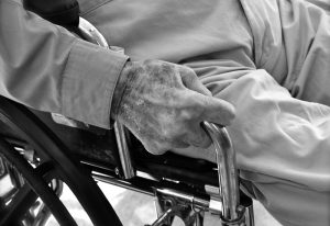 Die Hand eines alten Mannes auf einem Rollstuhl, Stichwort 24-Stunden Betreuung. (c) Pixabay.com