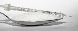 Beispiel Diabetes: So erleichtern digitale Helfer den Alltag 1 Ein Löffel mit Kristallzucker, daneben eine Insulinspritze, Stichwort digitale Helfer. (c) Pixabay.com