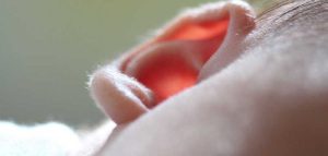 Ein paar Fakten über´s Hören, die jeder kennen sollte Das Ohr eines Babys. (c) Pixabay.com