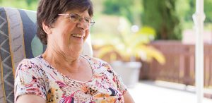 Eine lachende ältere Frau, Stichwort gesund alt werden. (c) Pixabay.com