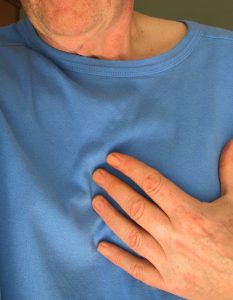 Die Hand eines Mannes, der sich auf die Brust greift, Stichwort Herzinfarkt. (c) Pixabay.com