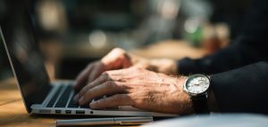 Homeoffice ja, aber es muss auch die (Sitz-)Haltung dazu passen (c) Pixabay.com